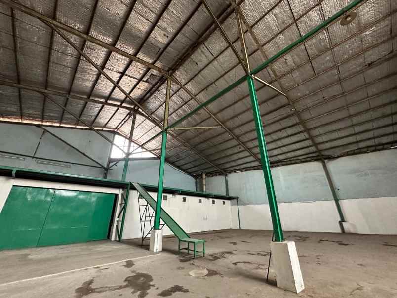 dijual gudang luas di cibolerang