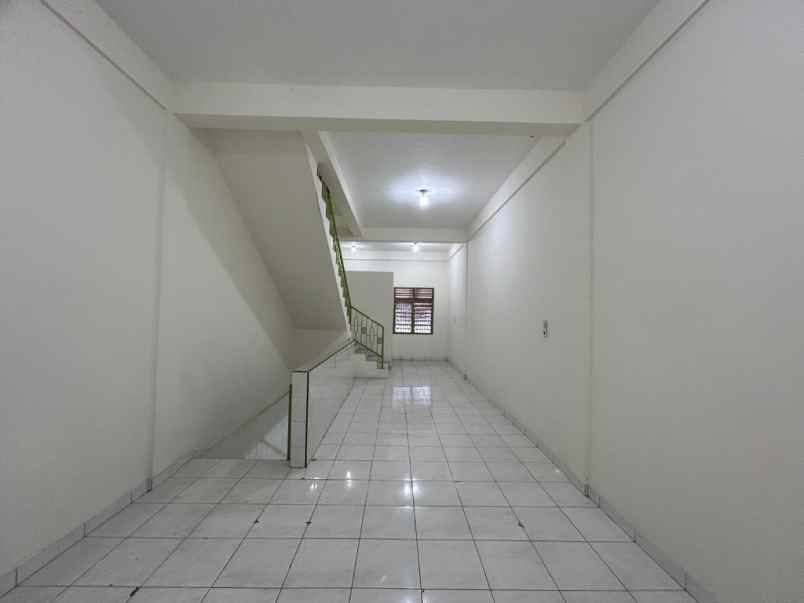 dijual ruko 3 lantai deket pusat perbelanjaan mmtc
