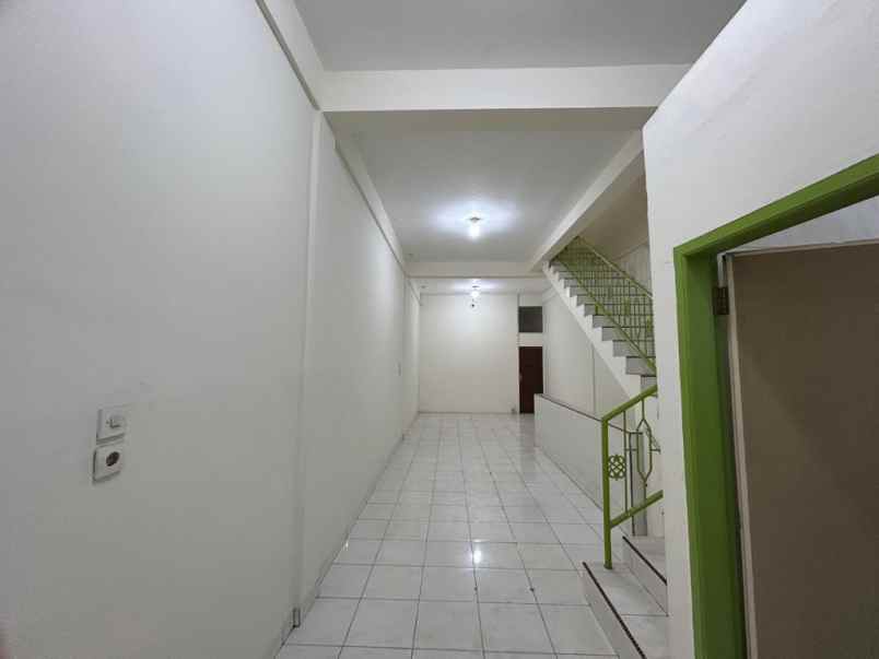 dijual ruko 3 lantai deket pusat perbelanjaan mmtc