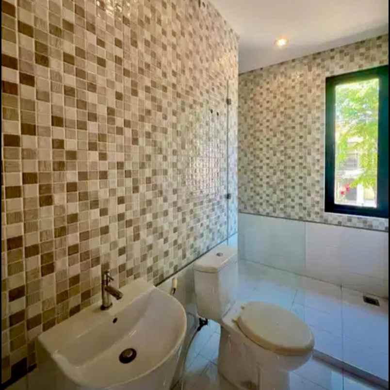 dijual rumah araya 2