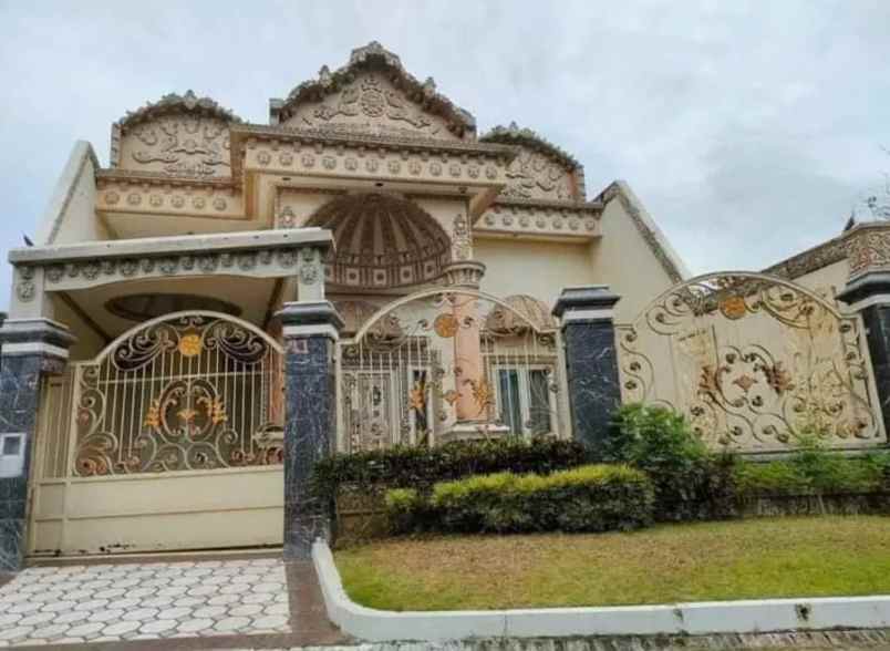 dijual rumah araya