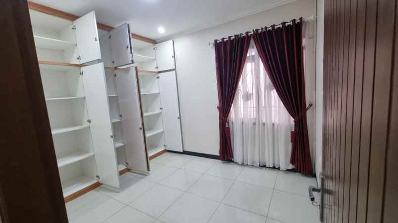 dijual rumah aria graha