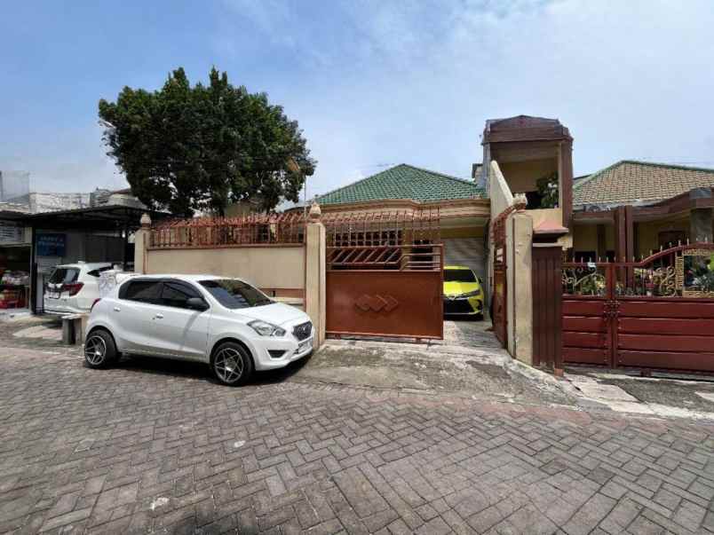 dijual rumah bratang wetan