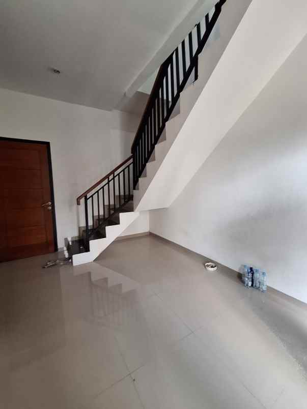 dijual rumah buaran serpong bsd