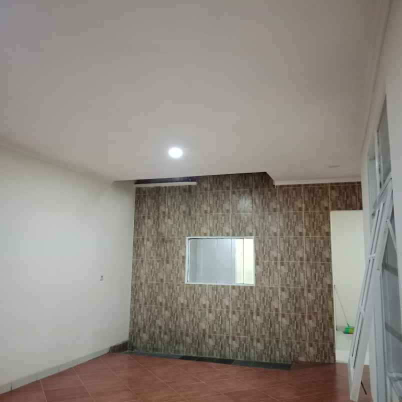 dijual rumah cluster meadow green lippo