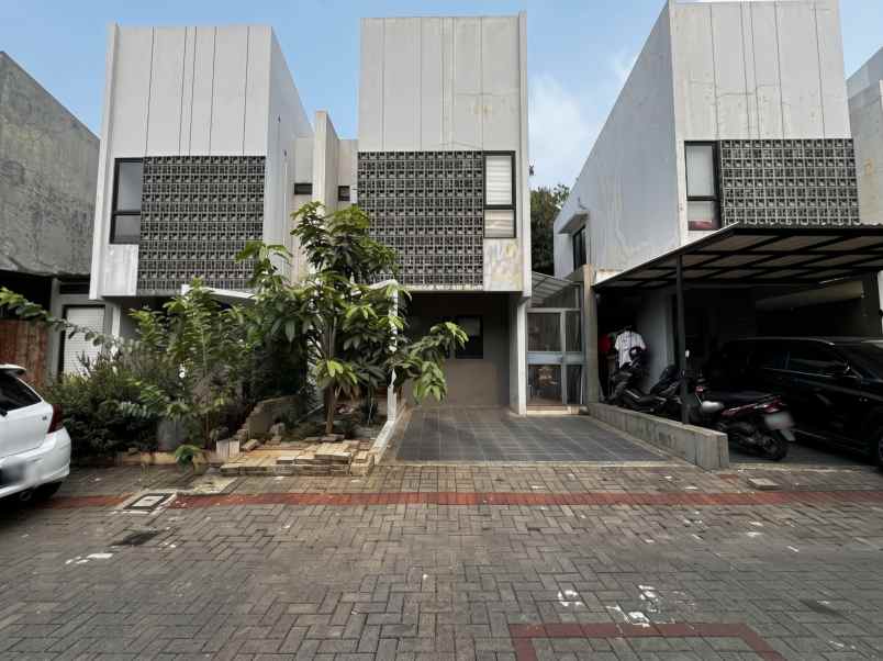 dijual rumah cluster the akasia eight
