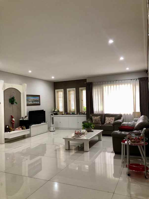 dijual rumah graha famili blok d surabaya