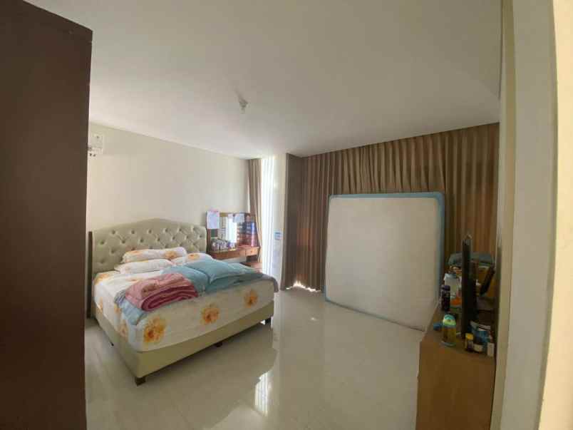 dijual rumah grand pakuwon