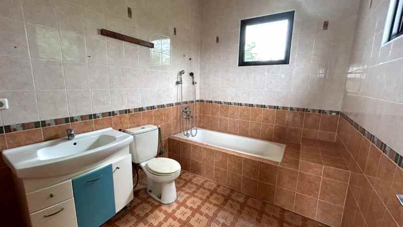 dijual rumah hook di legenda wisata