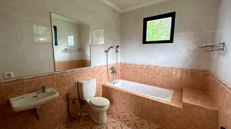 dijual rumah hook di legenda wisata