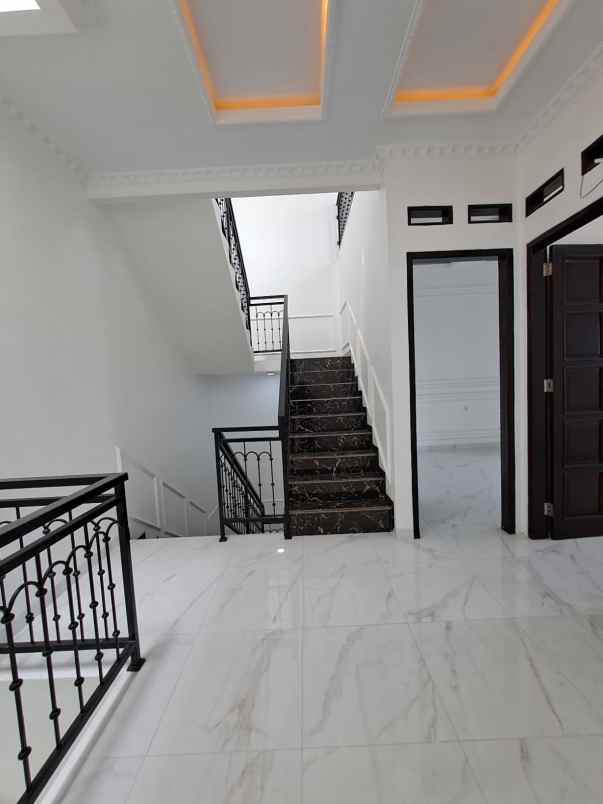 dijual rumah jalan pangkalan jati 1