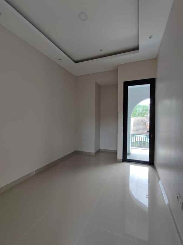 dijual rumah jalan raya majapahit