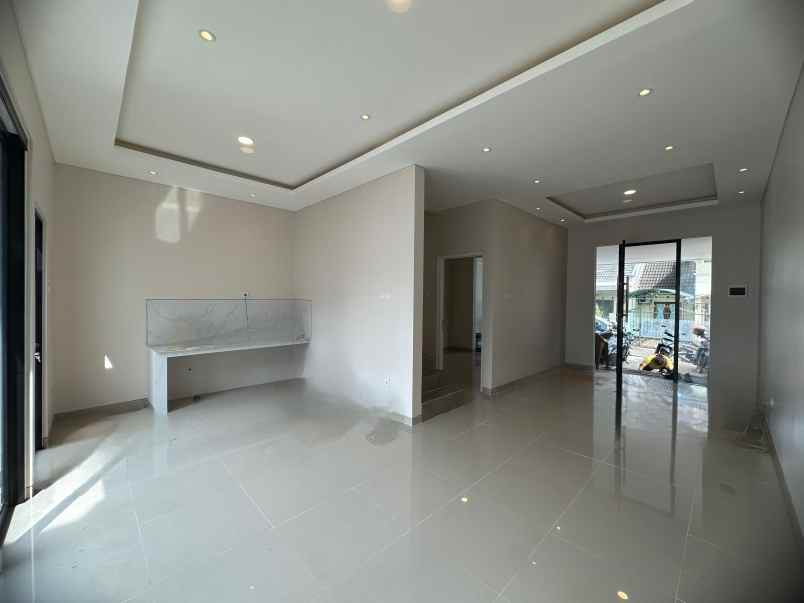 dijual rumah jalan raya majapahit