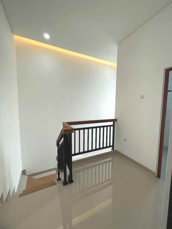 dijual rumah jalan raya pamulang