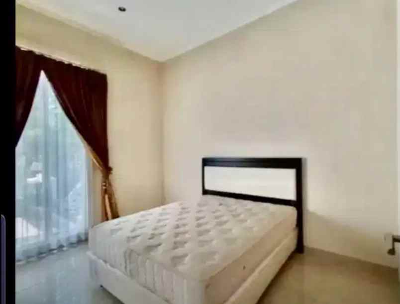 dijual rumah jalan royal residence