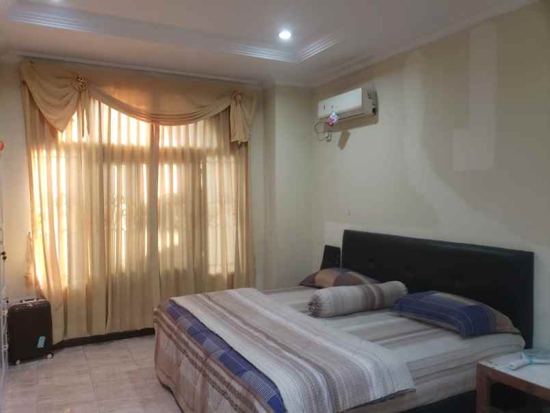 dijual rumah jalan villa bukit mas