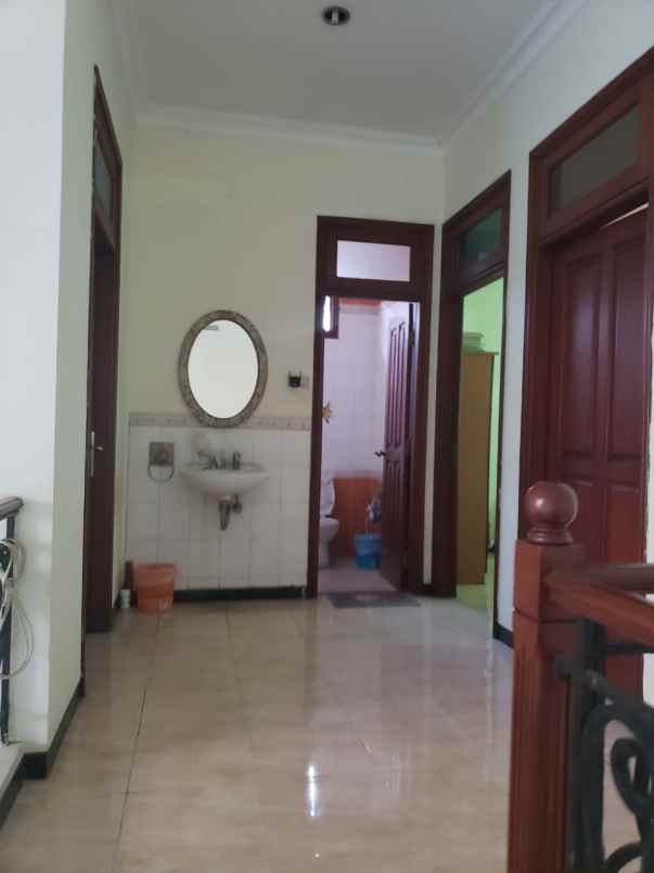 dijual rumah jalan villa bukit mas