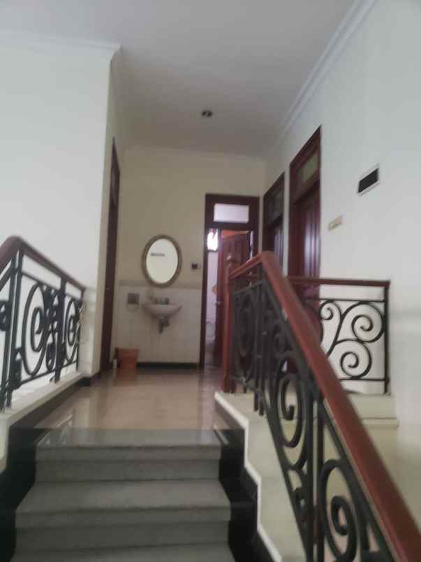 dijual rumah jalan villa bukit mas