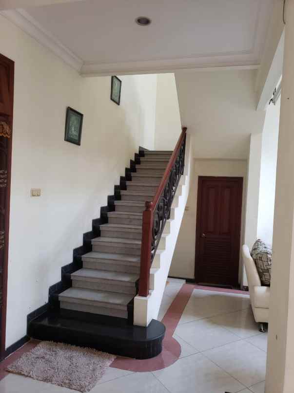 dijual rumah jalan villa bukit mas