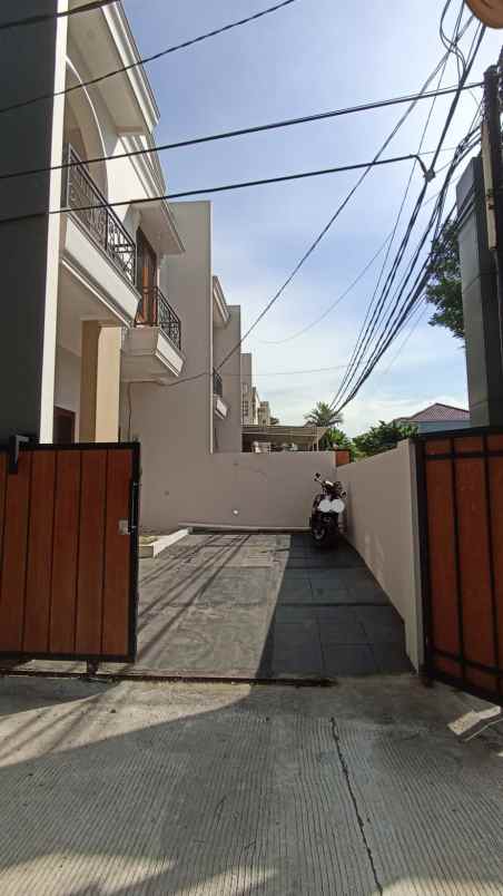 dijual rumah jatiwaringin asri