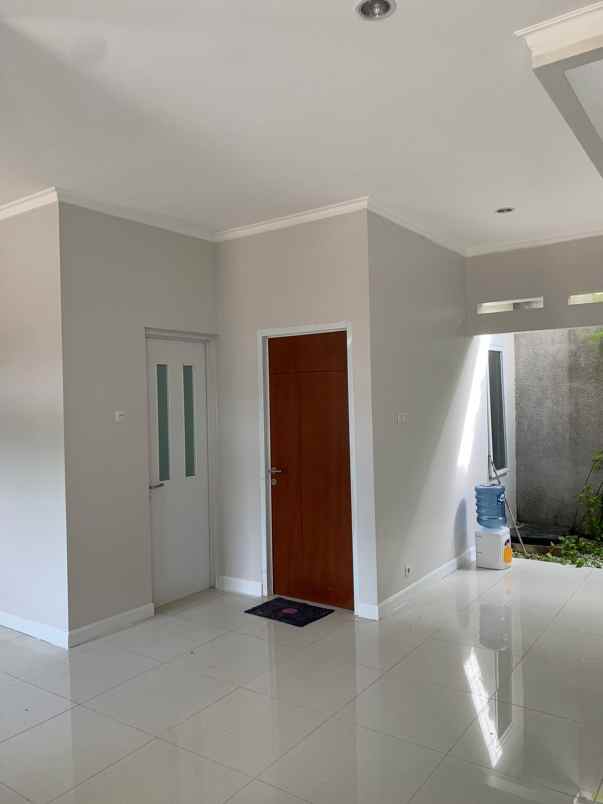 dijual rumah jl asri kreo selatan