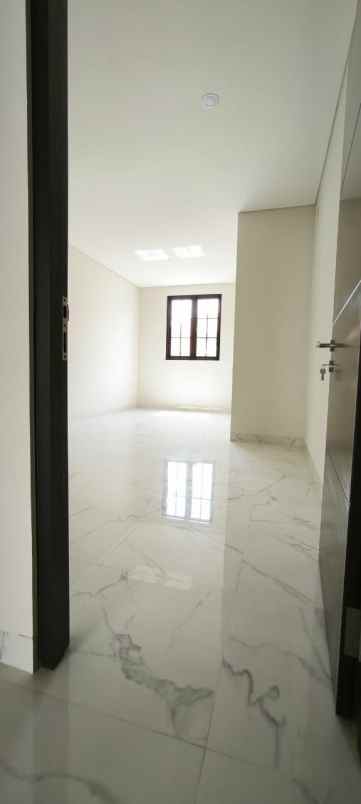 dijual rumah karang empat