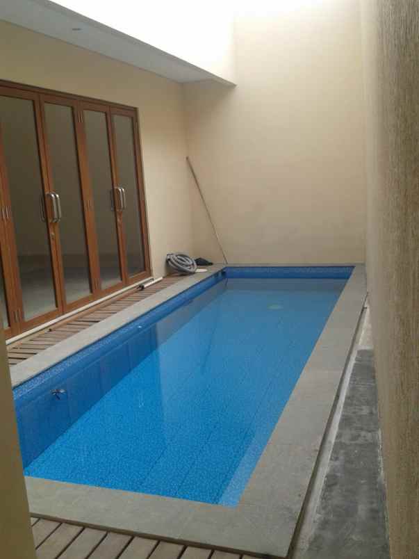 dijual rumah kemang utara