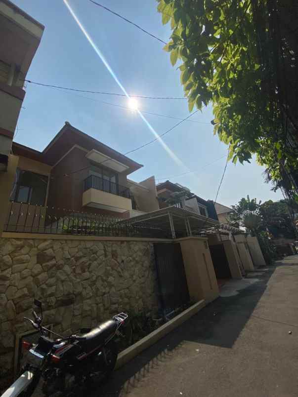 dijual rumah kemang utara