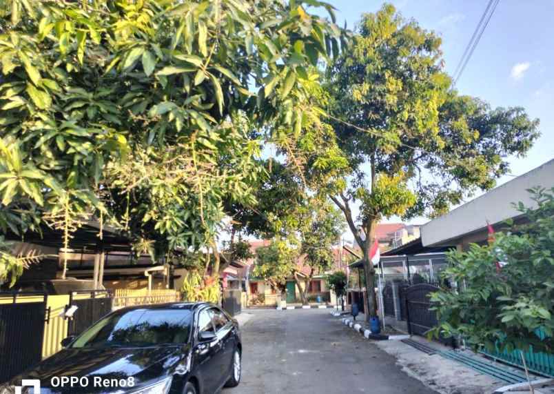 dijual rumah komplek bumi adipura