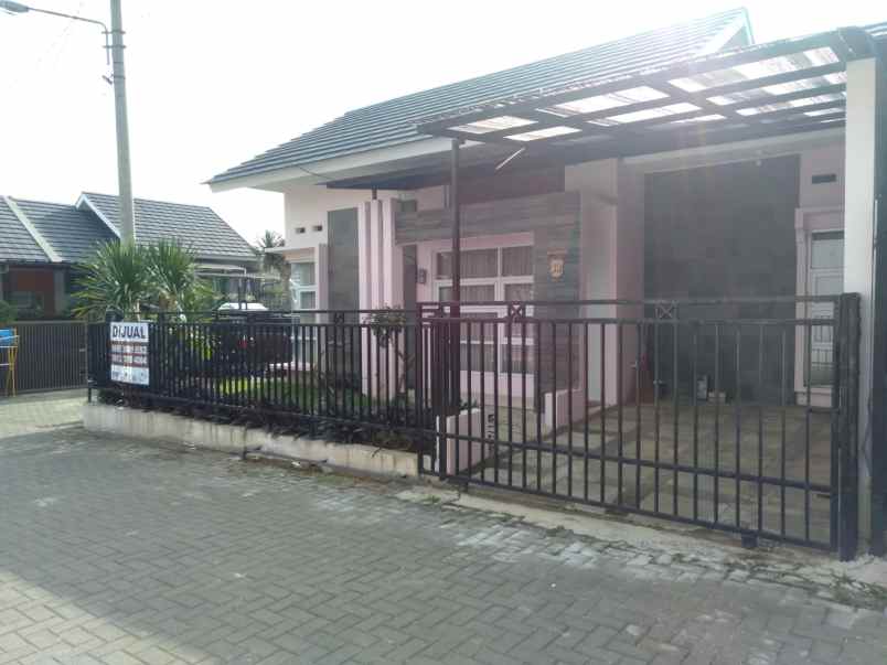 dijual rumah komplek the green