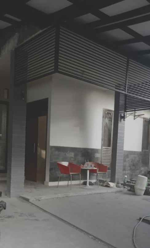 dijual rumah kutisari besar