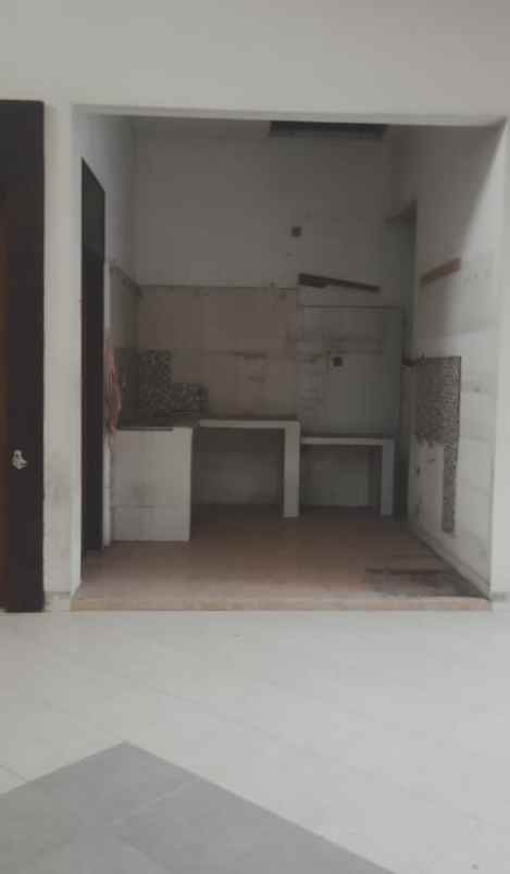 dijual rumah kutisari besar