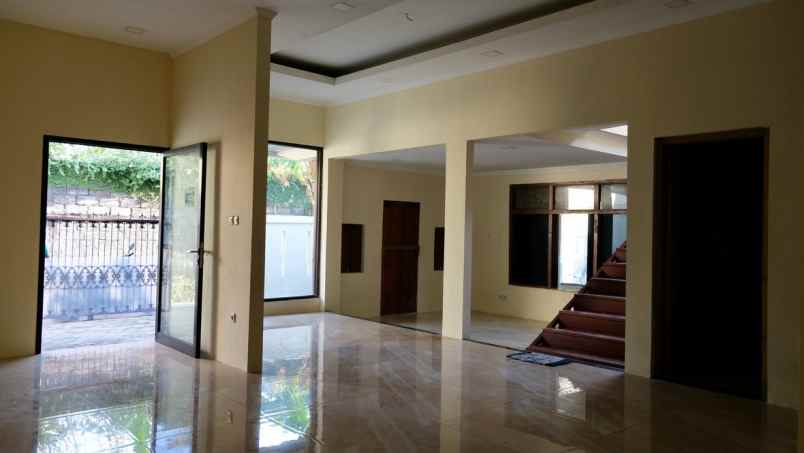 dijual rumah lantai 2 renon denpasar