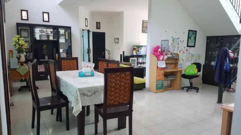 dijual rumah lantai 2 renon denpasar