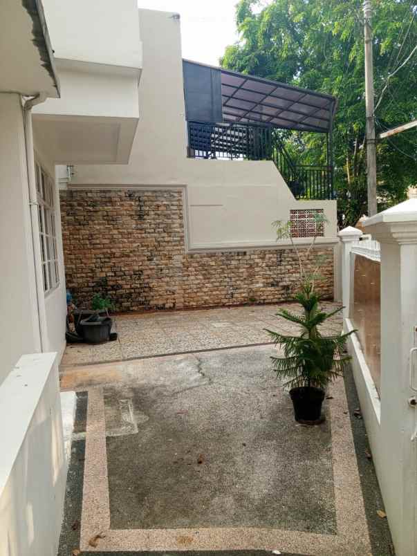 dijual rumah lebak bulus