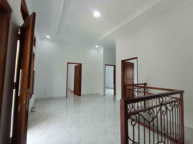 dijual rumah maguwoharjo depok