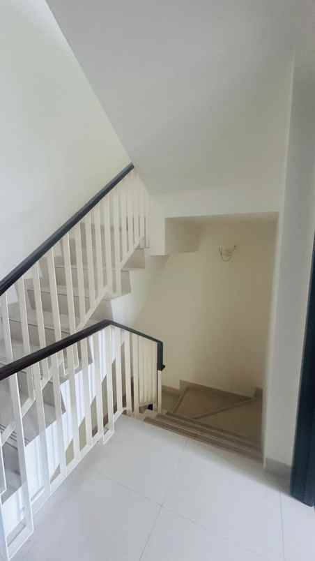 dijual rumah maison de wisteria metland