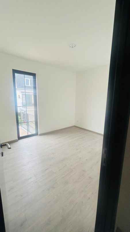 dijual rumah maison de wisteria metland