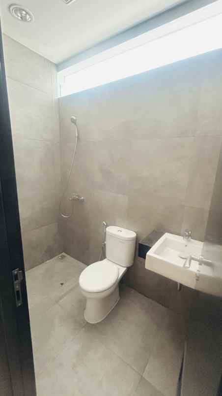 dijual rumah maison de wisteria metland