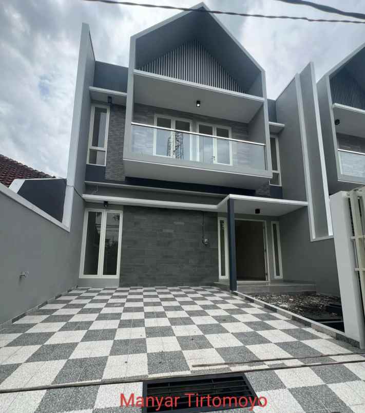 dijual rumah manyar tirtomoyo