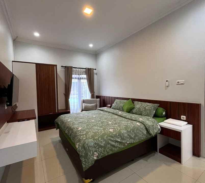 dijual rumah mewah full furnished dekat pakuwon mall