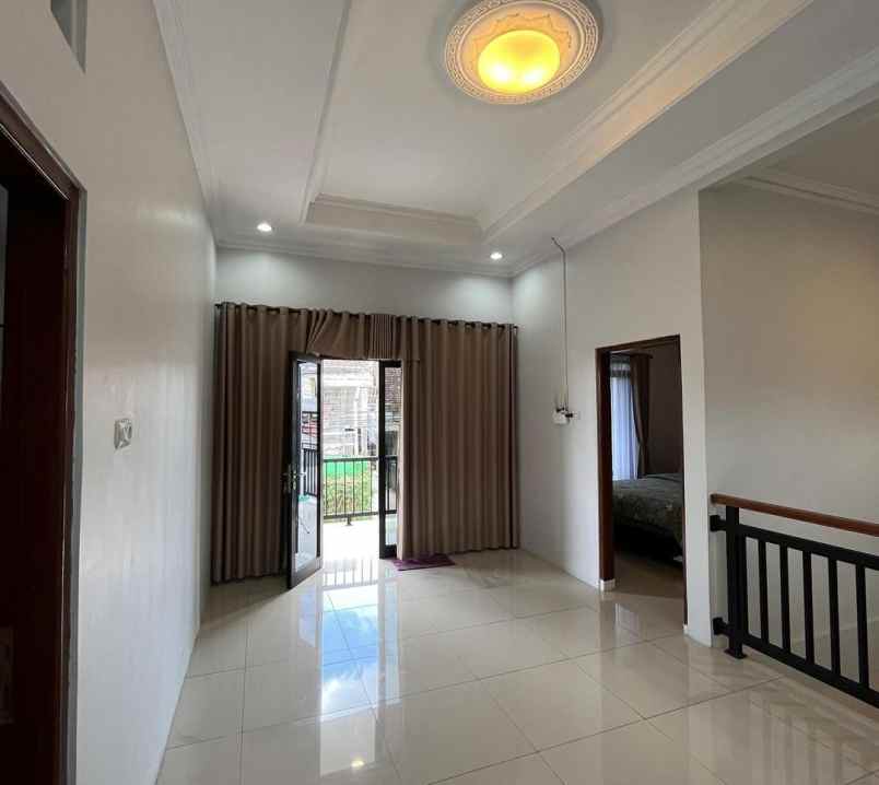 dijual rumah mewah full furnished dekat pakuwon mall