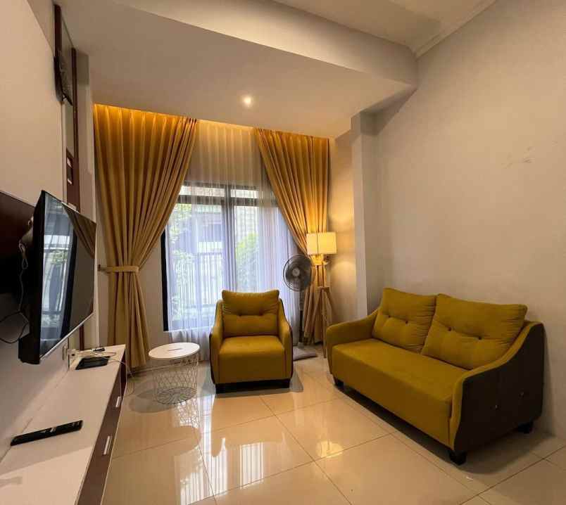 dijual rumah mewah full furnished dekat pakuwon mall