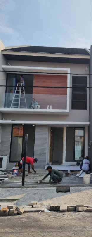 dijual rumah pakuwon city