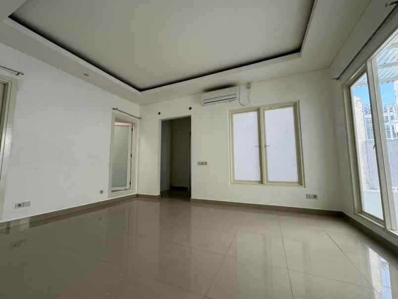 dijual rumah pakuwon city