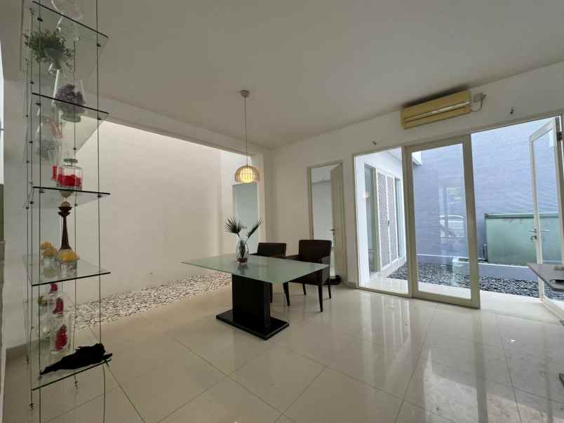 dijual rumah pakuwon city