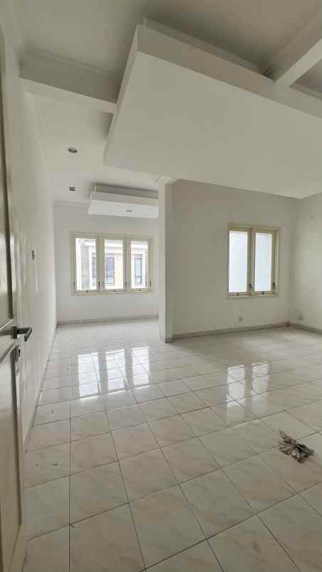 dijual rumah pakuwon city