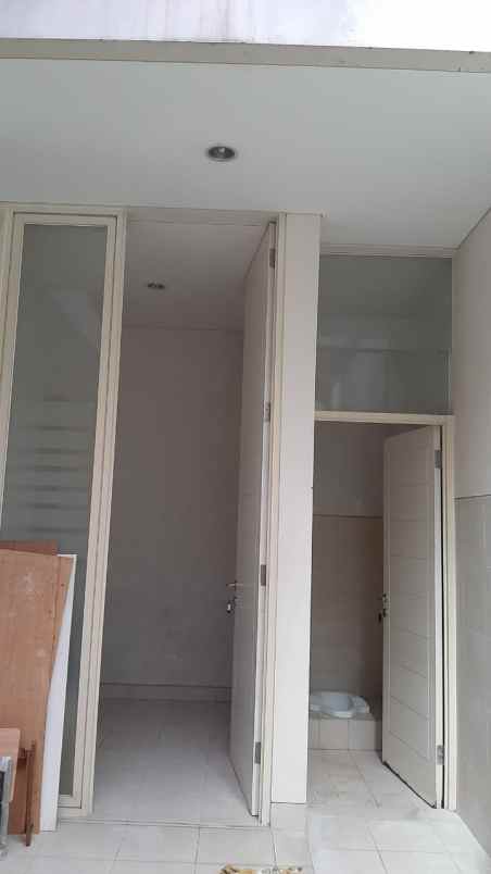 dijual rumah pakuwon indah