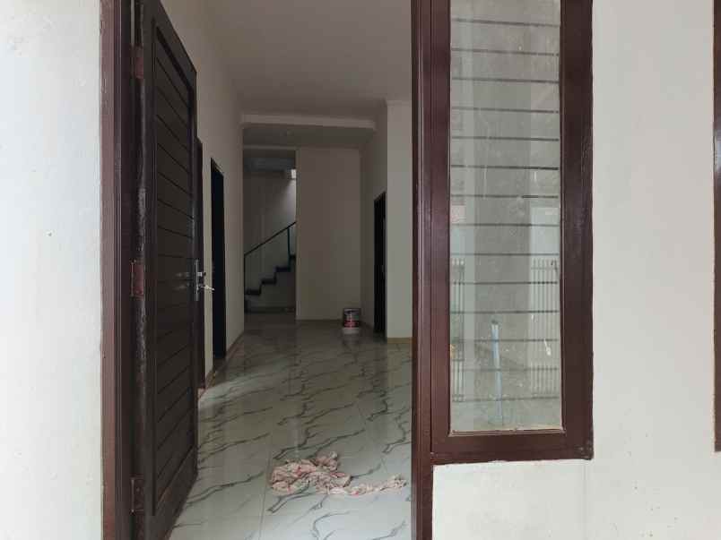 dijual rumah perum kota permata