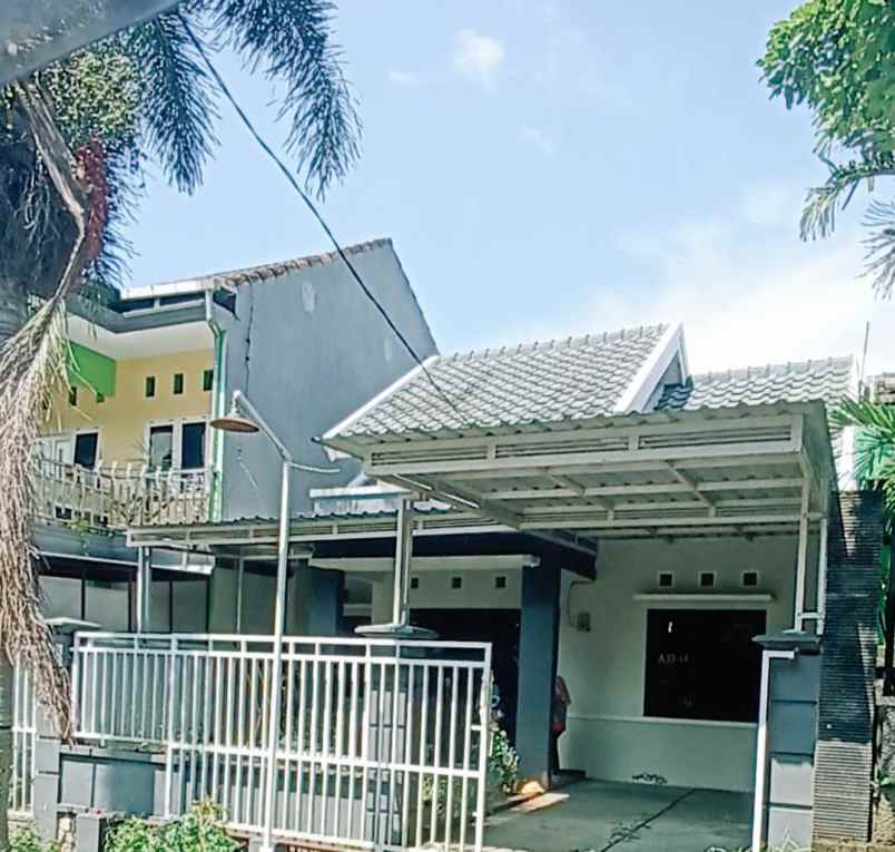 dijual rumah perum oma campus